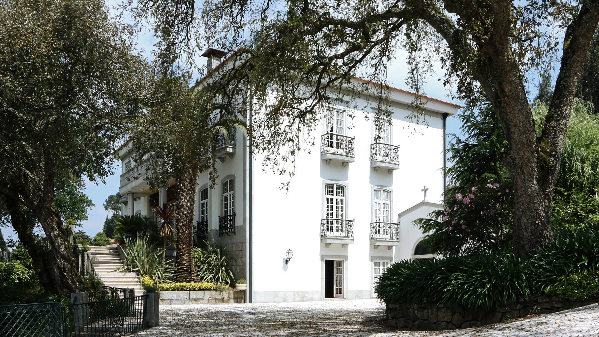 Press - Grandiose Eclectic Manor In Porto